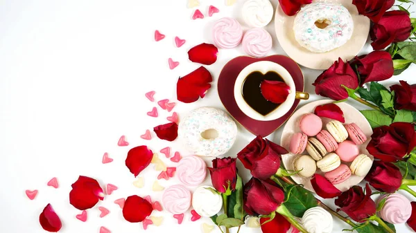 Red roses morning tea creative flat lay layout with coffee in heart shaped cup — Stock fotografie