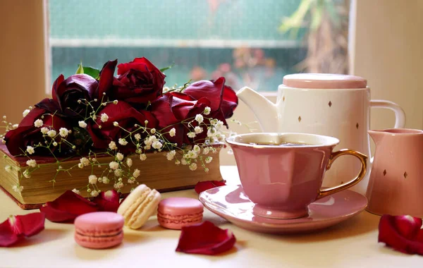 Relajarse junto a la ventana con libros antiguos y una taza de té . — Foto de Stock