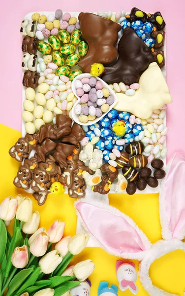 Happy Easter chocolate and candy eggs and bunnies grazing platter. — 图库照片