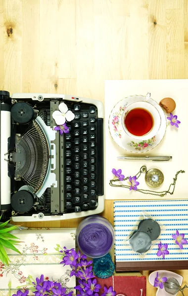 Vintage writers desk creative composition flat lay with typewriter and books. — Stockfoto