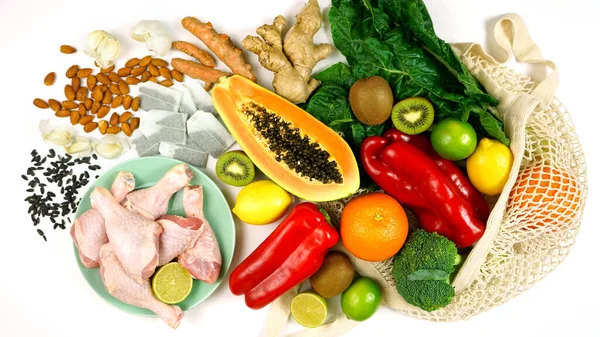 Meyve, sebze ve kümes hayvanları da dahil olmak üzere bağışıklık sistemini güçlendiren gıdalar. — Stok fotoğraf