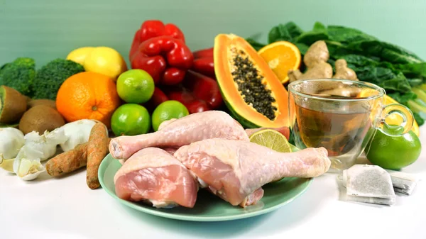 Alimentos que potenciam o Sistema Imunitário, incluindo frutas, legumes e aves de capoeira . — Fotografia de Stock