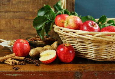 Ballı ve baharatlı Royal Gala elmaları pişirme ve pişirme hazırlığı.