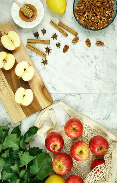 Jabłka Royal Gala z miodem i przyprawami przygotowania do gotowania i pieczenia. — Zdjęcie stockowe