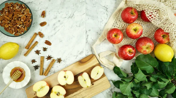 Manzanas Royal Gala con miel y especias preparación para cocinar y hornear . — Foto de Stock