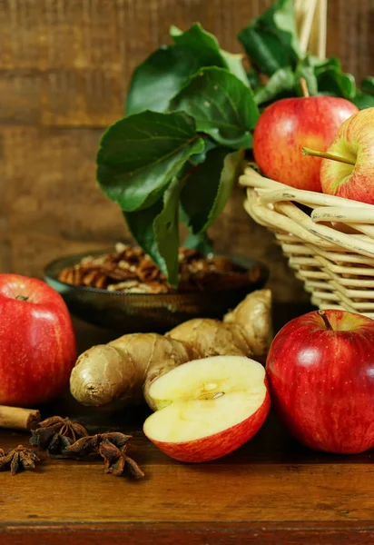 Royal Gala äpplen med honung och kryddor förberedelse för matlagning och bakning. — Stockfoto