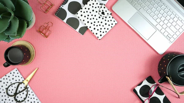 Area kerja desktop dengan laptop dan aksesoris pink, hitam dan putih modern. — Stok Foto