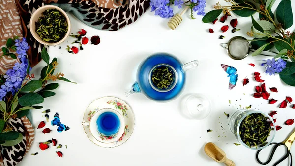 Blue Butterfly Pea Flower té de hierbas sin cafeína diseño de concepto creativo . —  Fotos de Stock