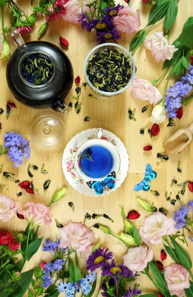 Blue Butterfly Pea Květinový kofein-free bylinný čaj tvůrčí koncepce. — Stock fotografie