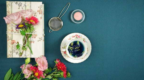 Blue Butterfly Pea Flower chá de ervas livre de cafeína layout conceito criativo . — Fotografia de Stock
