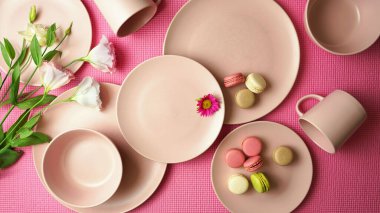 Pembe arka planda modern pastel pembe sofra takımı. Yaratıcı konsept düzeni.