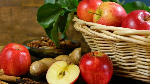Jabłka Royal Gala z miodem i przyprawami przygotowania do gotowania i pieczenia. — Zdjęcie stockowe