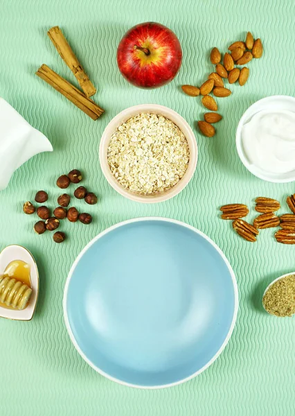 Gesundes Frühstückskonzept mit Hafer, Joghurt, Obst und Nüssen. Flachbild von oben. — Stockfoto