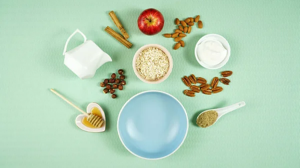Friska frukostkoncept med havre, yoghurt, frukt och nötter. Ovanifrån flatlay. — Stockfoto