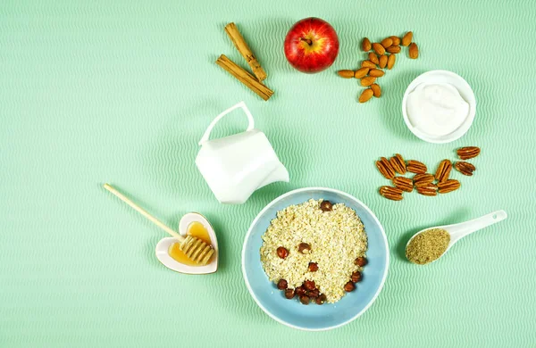 Gesundes Frühstückskonzept mit Hafer, Joghurt, Obst und Nüssen. Flachbild von oben. — Stockfoto
