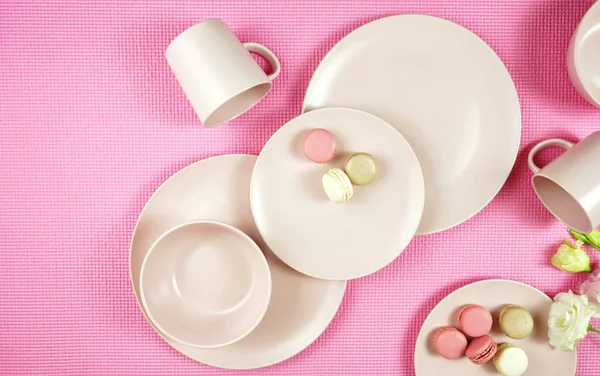Louça rosa pastel moderna no fundo rosa. Layout de conceito criativo . — Fotografia de Stock
