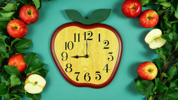 Horloge en forme de pomme concept créatif flatlay . — Photo