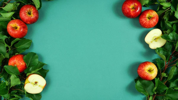 Relógio na forma de uma maçã conceito criativo flatlay . — Fotografia de Stock