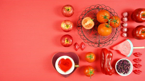 Alimentos vermelhos com antioxidantes saudáveis e benefícios para a saúde conceito criativo . — Fotografia de Stock