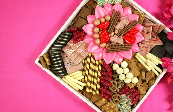 Bandeja de plato de pastoreo de charcutería de postre de chocolate sobre fondo rosa moderno — Foto de Stock