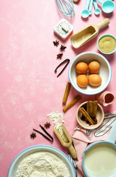 Ψήσιμο flatlay δημιουργική σύνθεση top view για βασικές συνταγές σε ροζ τραπέζι. — Φωτογραφία Αρχείου