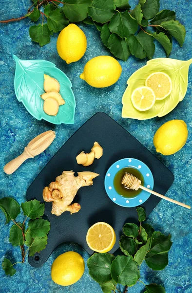 Zenzero, miele e limone preparazione di tisane piatto lay layout creativo concetto . — Foto Stock