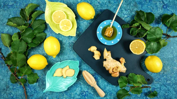 Jengibre, miel y limón preparación de té de hierbas plano establecer diseño concepto creativo . —  Fotos de Stock