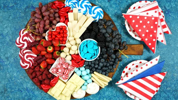 Patriotic red, white and blue charcuterie dessert grazing platter. — Stock Photo, Image