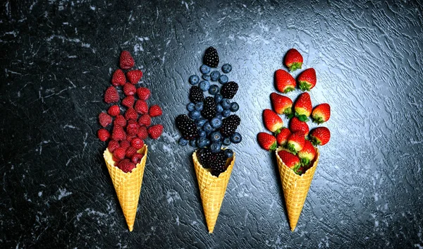 Bacche estive in coni gelato creativo flatlay vista dall'alto — Foto Stock