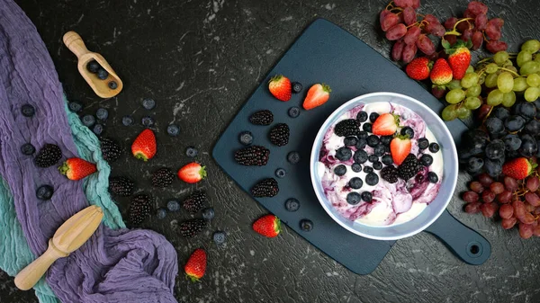 Zomer ontbijt met yoghurt en bessen creatieve flatlay bovenaanzicht — Stockfoto