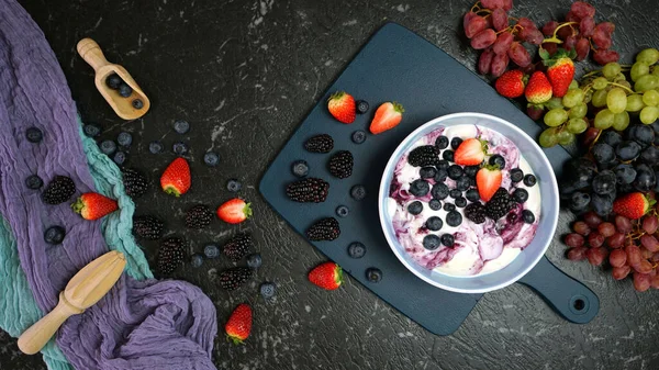 Sommerfrühstück mit Joghurt und Beeren kreativ flach von oben — Stockfoto