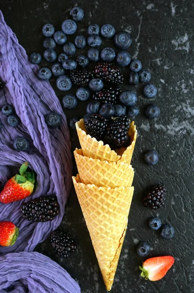 Mirtilli estivi e more in cono di cialde gelato — Foto Stock