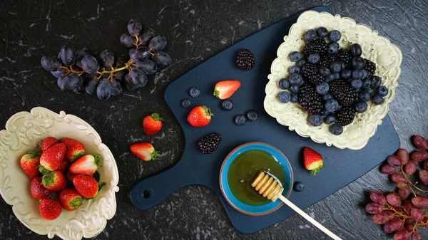 Lato jagody w vintage ustawienie kreatywne flatlay widok z góry. — Zdjęcie stockowe