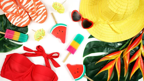 Summer vacation resort theme flat lay in bright summery colors. — Stock Photo, Image