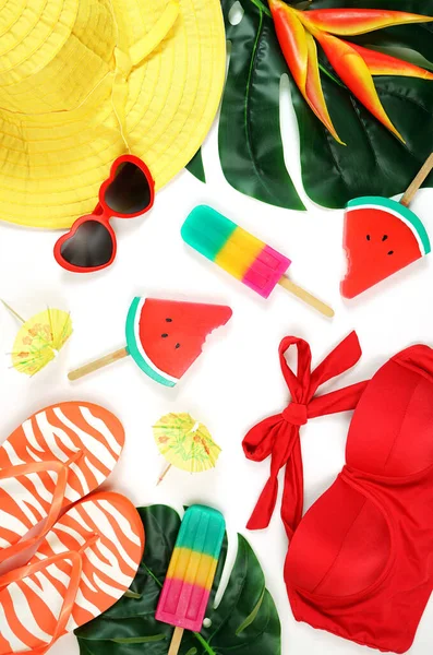 Summer vacation resort theme flat lay in bright summery colors. — Stock Photo, Image
