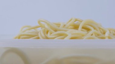  Beyaz arkaplanda sarı spagetti pişirmek için gerekli malzemeler, metin için kopyalama alanı.