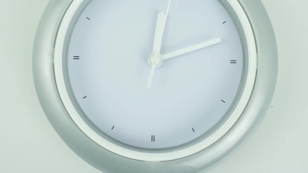 Klocka Design Minimal Showtime Vit Bakgrund Time Lapse Rör Sig — Stockvideo