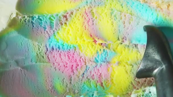 Schaufel Eis Aromatisierten Regenbogen Nahaufnahme Von Oben Leer Für Das — Stockvideo