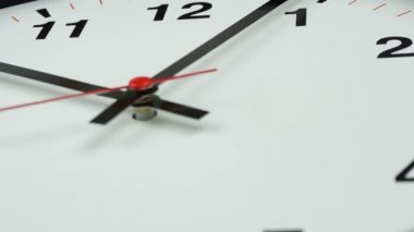 Yakın çekim saati saat 10 'u gösteriyor, zaman akışı hızlı, zaman kavramı.