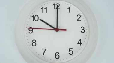 Beyaz arkaplanda beyaz duvar saati, saat 10: 00 ya da akşam 10: 00 'da başlıyor, saat 10: 00 yavaş ilerliyor, zaman kavramı.