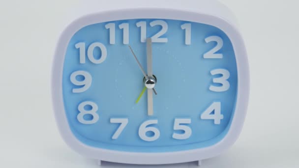 時計の顔の時間の始まり06 00午前または午後 白を背景にした時間概念 — ストック動画