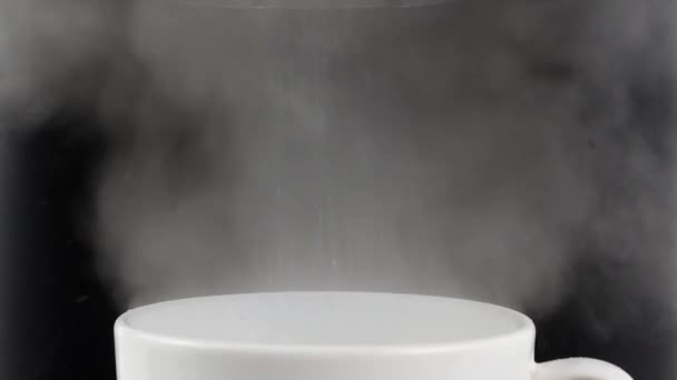 コーヒーマシンエスプレッソホットコーヒーをコーヒーホワイトカップに入れ クローズアップフロントビューフードコンセプト — ストック動画