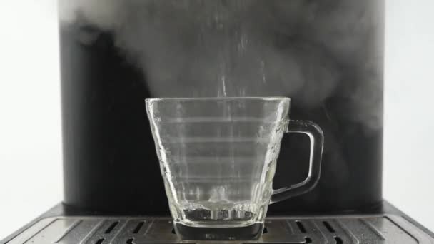 Καφετιέρα Ρίχνει Ζεστό Νερό Ένα Σαφές Ποτήρι Close Front View — Αρχείο Βίντεο