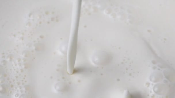 Verse Melk Slow Motion Gieten Water Verplaatsen Een Pot Voedsel — Stockvideo