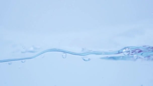 Водяные Пузыри Поднимающиеся Водяные Брызги Изолированные Белом Фоне Красивые Брызги — стоковое видео