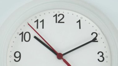 Saat 10: 11 ya da akşam 10: 00 'dan itibaren beyaz duvar saatini kapatın. beyaz arkaplan, zaman kavramı.