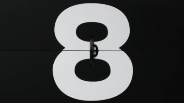 Saat 8 'den 9' a kadar ağır çekimde saat çevirme, zaman kavramı.