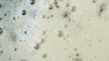 Kameranın açısını soldan sağa kaydır, soğuk buzlu bir bardağa alkolsüz bir içecek doldur yaz için ev içeceği al, yiyecek konsepti Top view.