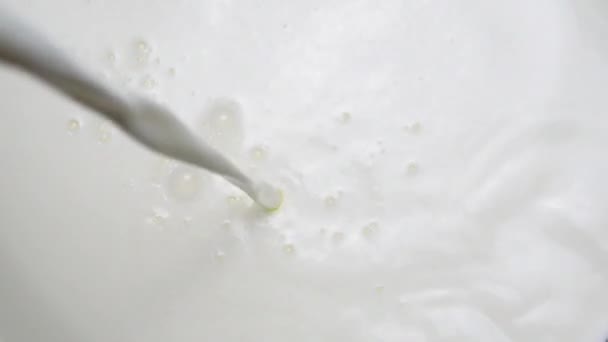 スローモーションで新鮮な牛乳を入れ 鍋に水を入れて食べ物を使用します — ストック動画
