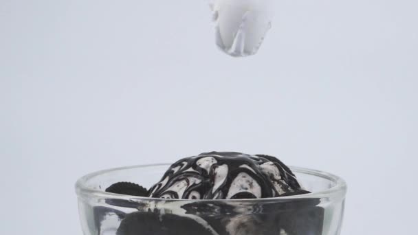 閉じるホイップクリームアイスクリームクッキー クリーム白を背景に フロントビューフードコンセプト — ストック動画